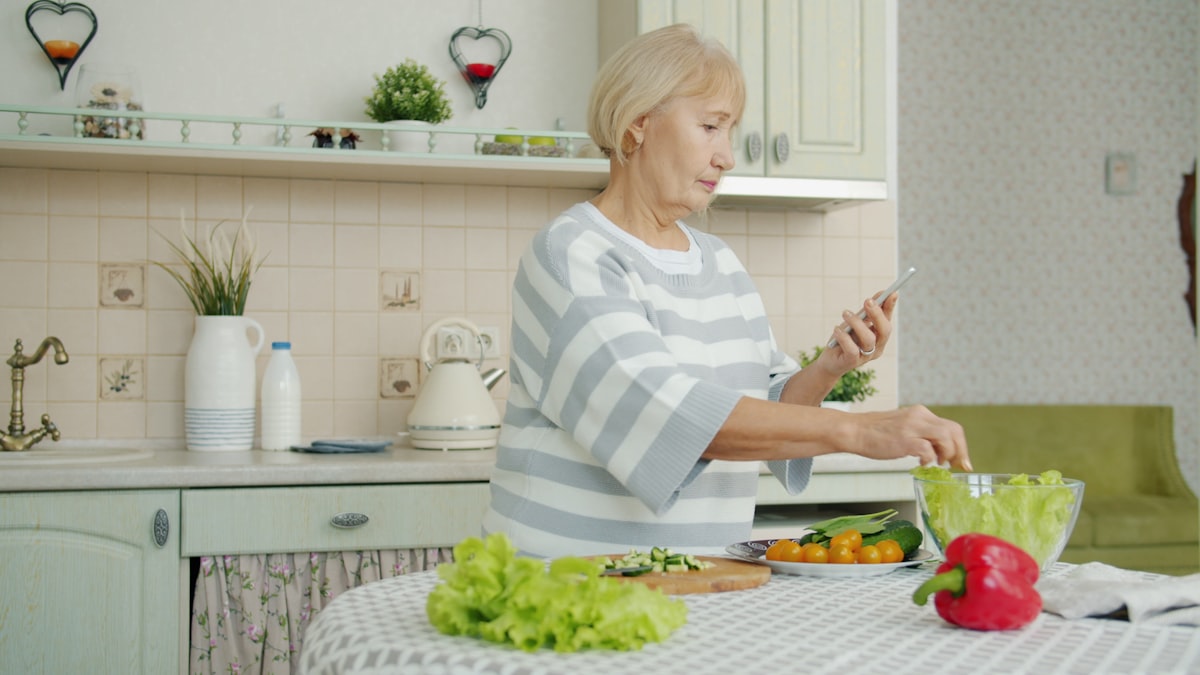 Mujer saludable disfrutando de comida nutritiva